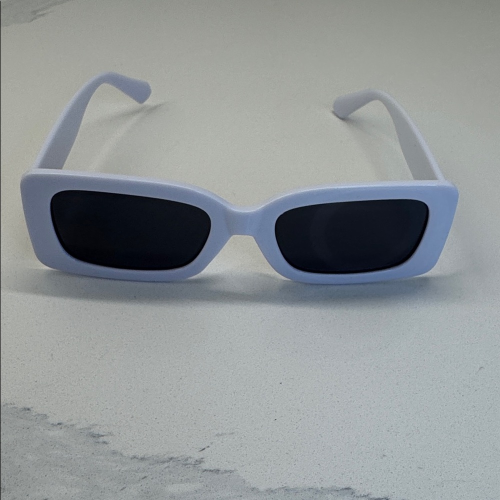 Stylish White Rectangular Sunglasses - Picture 2 of 4